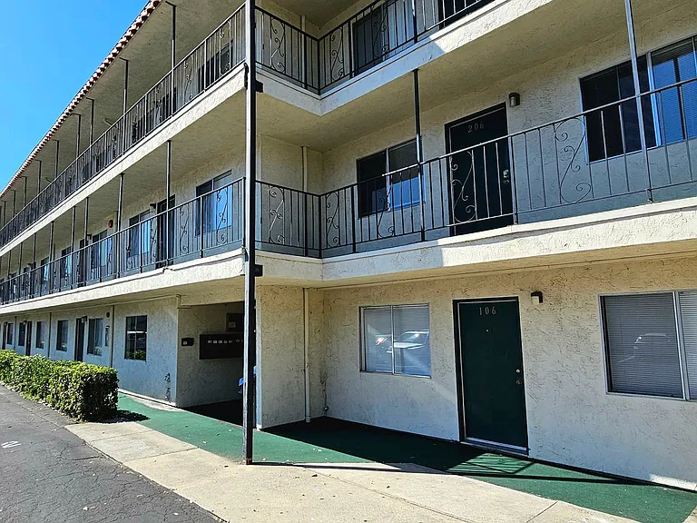 190 California Blvd — Photo 4