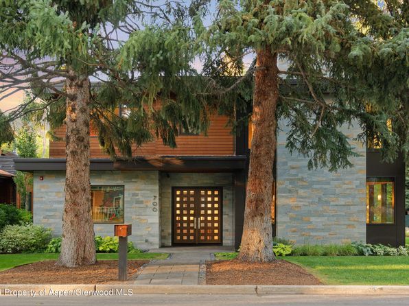 700 W Smuggler St