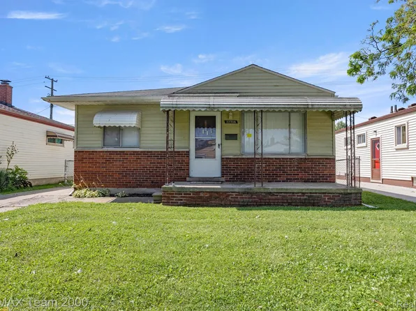 22708 Lake Dr, Saint Clair Shores, MI 48082