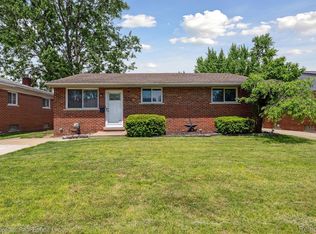 17927 Summer Ln S, Fraser, MI