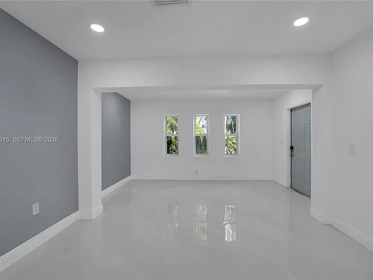 1137 SW 8th Ave — Photo 3