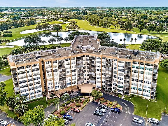 3rd image of 900 Saint Charles Place #L9