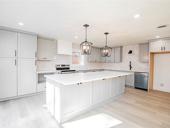 3rd image of 37 Elizabeth Dr