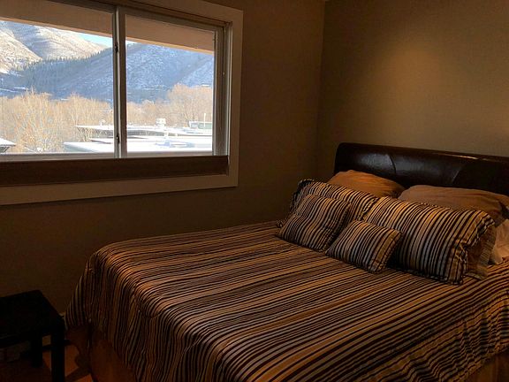 Master suite, Jacuzzi bath & walk in closet & mountain views