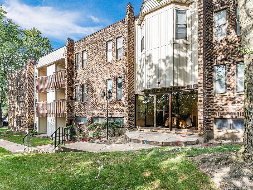 1st image of 2210 Country Club Dr APT 2