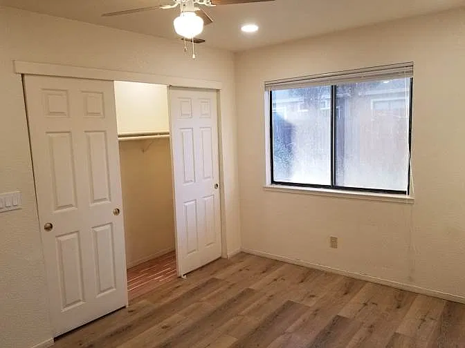 4 bed, 2400 sqft, $1,050 — Photo 3