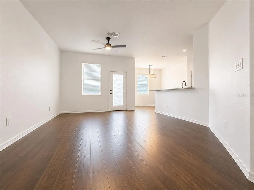 3 bed, 2.5 bath, 1884 sqft, $2,600 — Photo 2