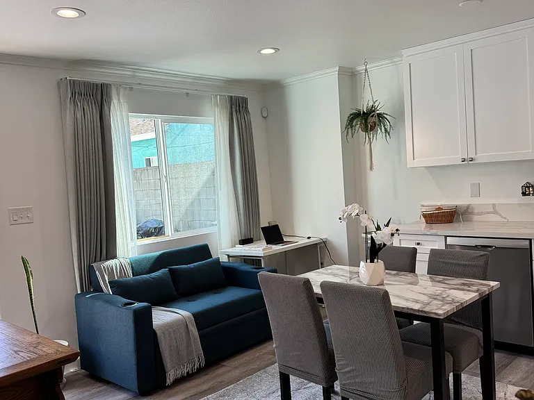 2115 1/2 S Rimpau Blvd — Photo 2