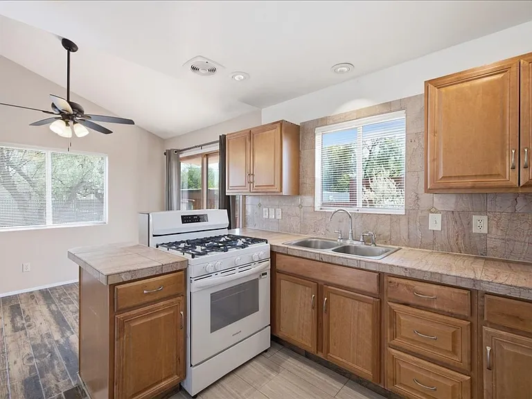 2525 N Cherry Ave — Photo 9