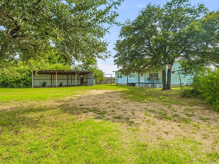 25263 N US Highway 281 — Photo 28