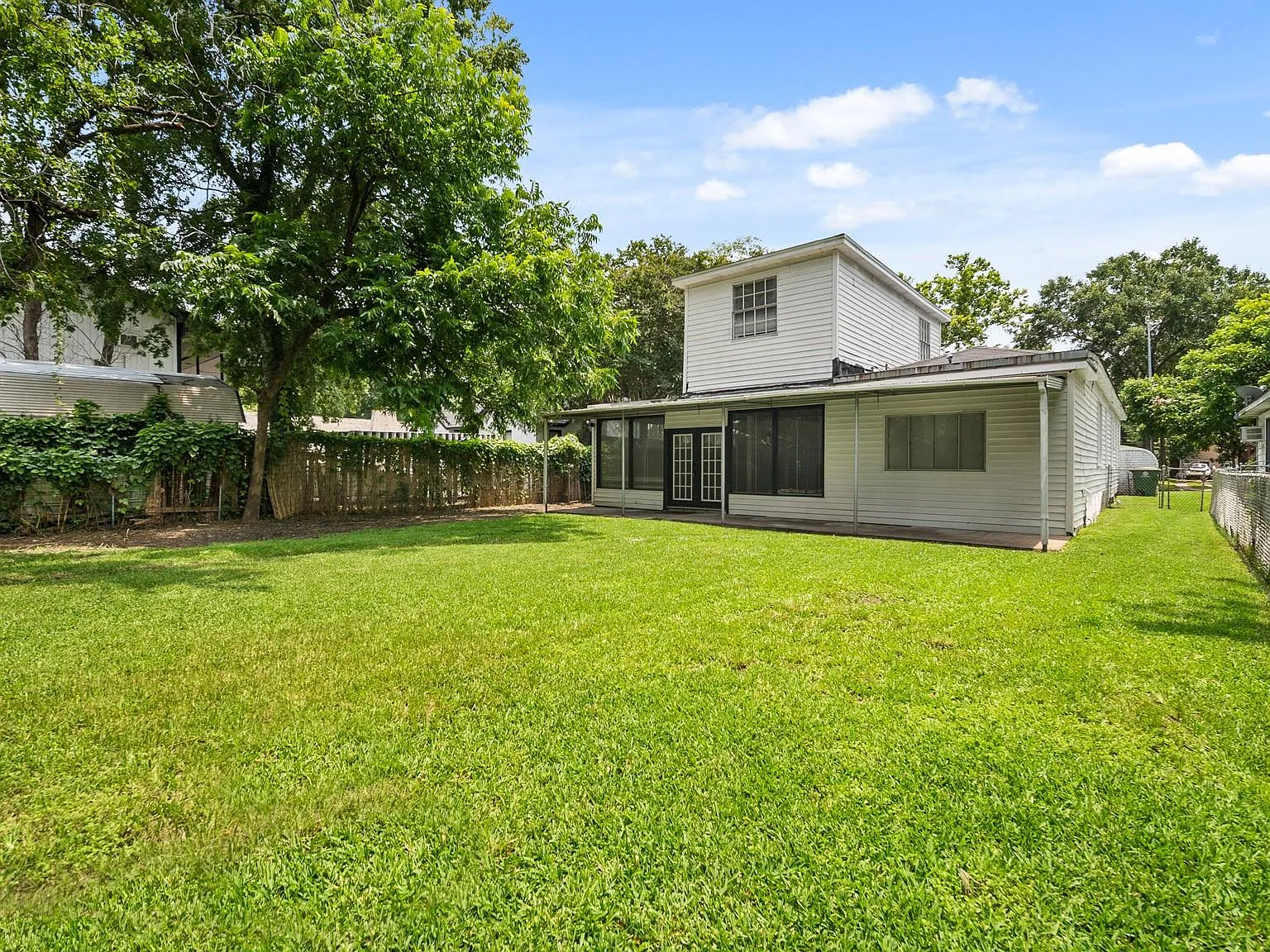5 bed, 2.0 bath, 2642 sqft, $2,199 — Photo 3