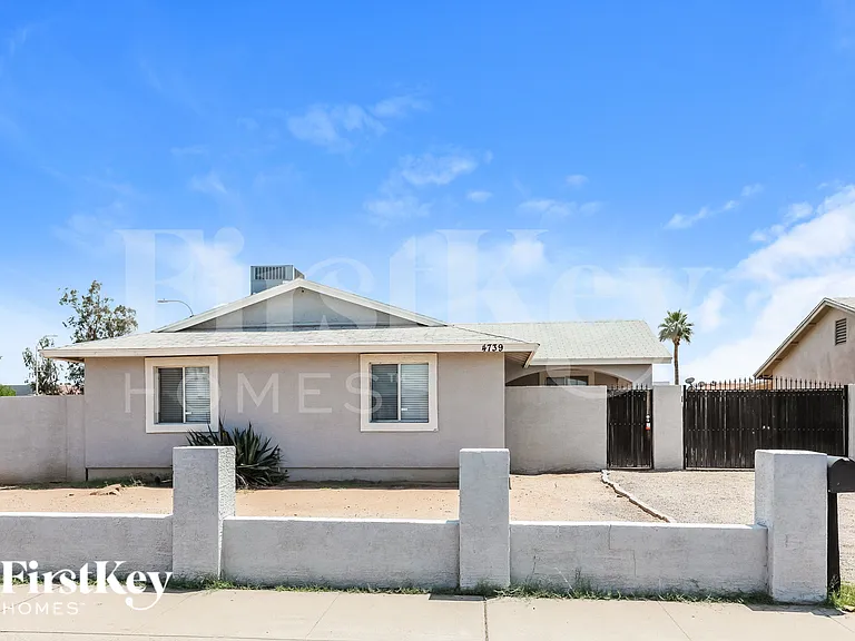 4739 E Sunland Ave — Photo 1
