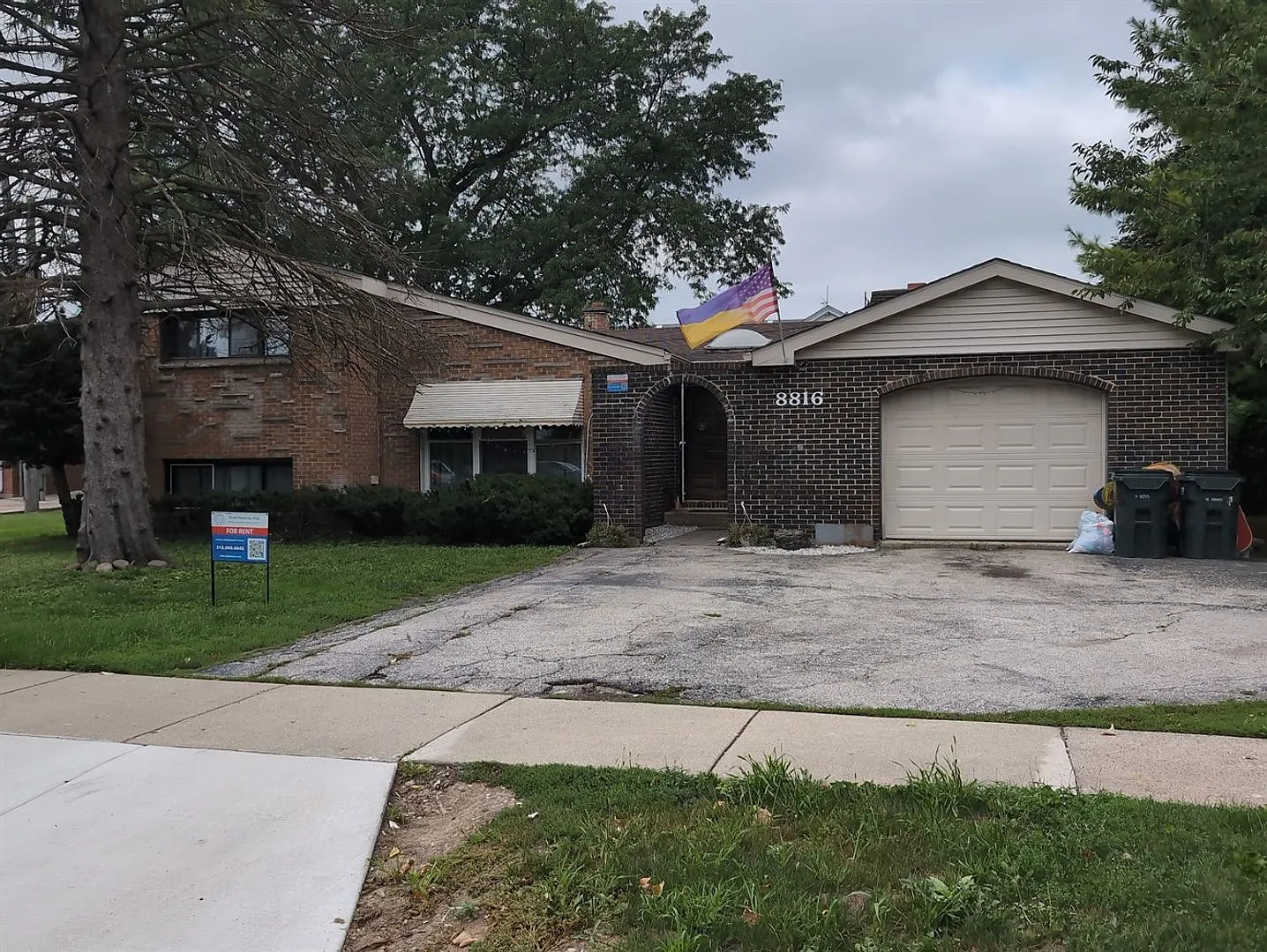 Specious Brick Split-Level in Morton Grove IL — Photo 1