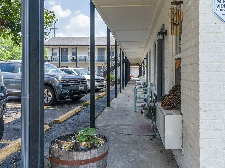 "The Belle Grove" One Bedroom Apartments (Wifi Included) — Photo 20