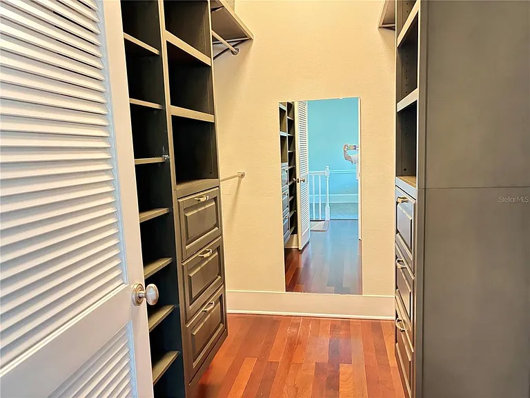 324 Julia Pl — Photo 34