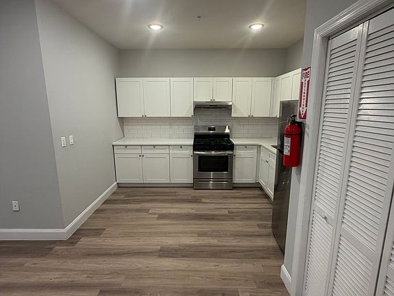 3rd image of 242 Harrison St #1