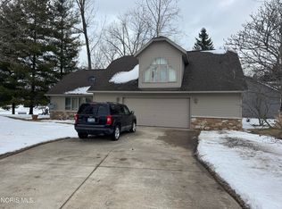 909 High Point Dr, Pioneer, OH 43554