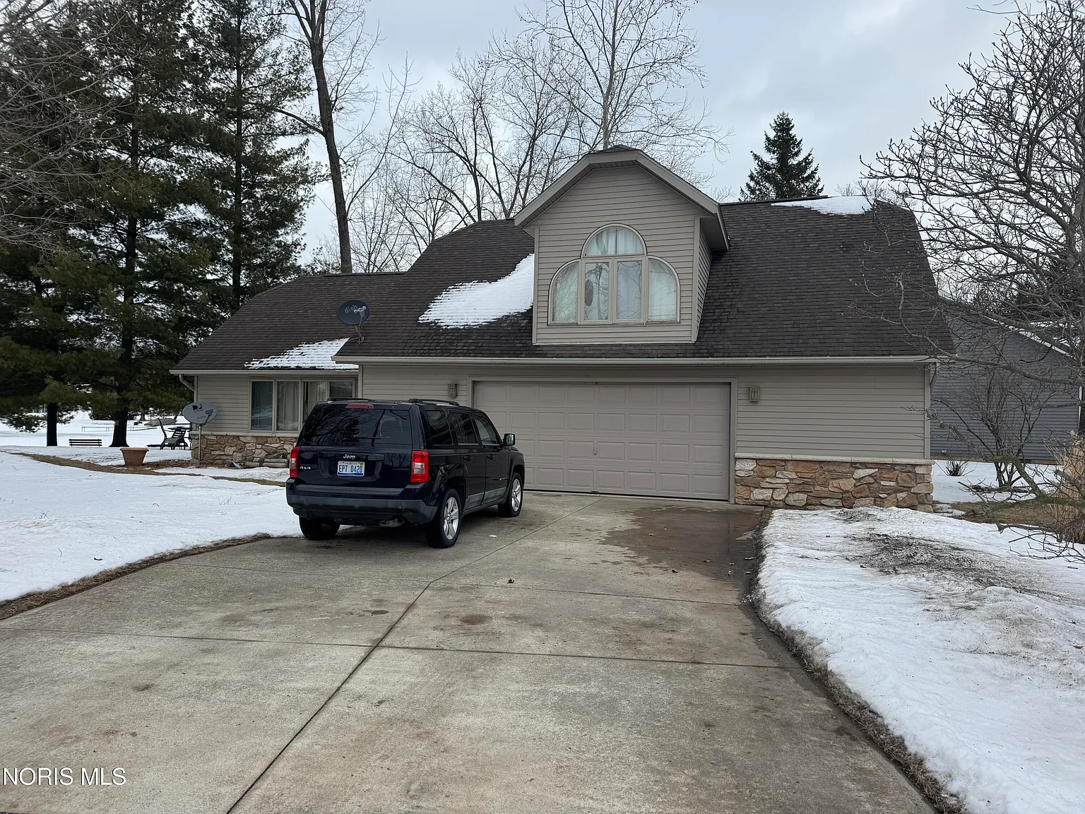 909 High Point Dr photo 1