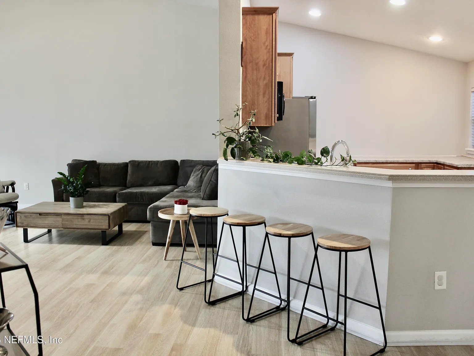 3 bed, 2.0 bath, 1857 sqft, $2,200 — Photo 2