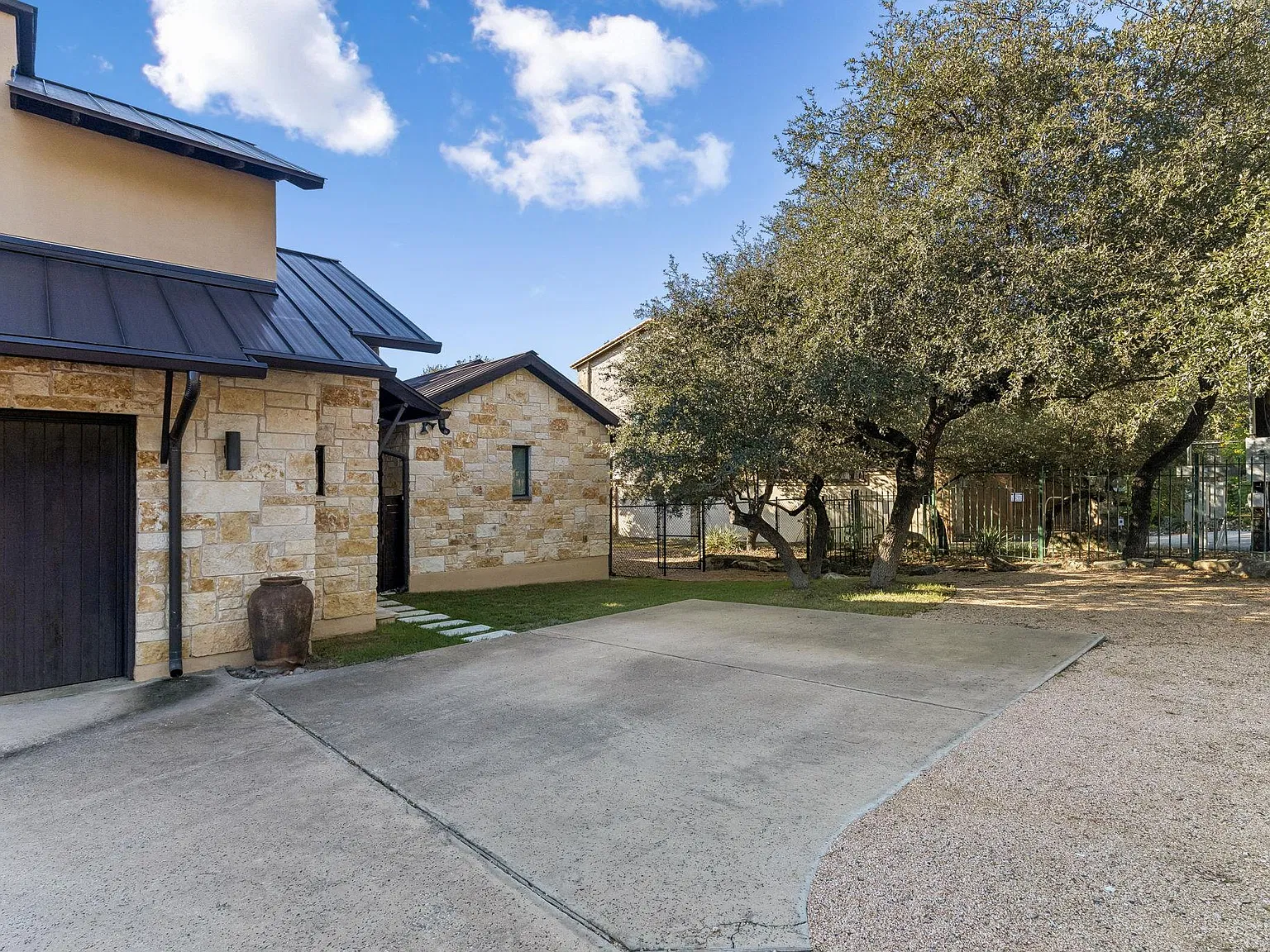 1 bed, 1.0 bath, 892 sqft, $1,600 — Photo 2