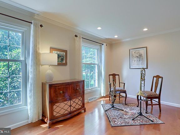 5th image of 92 Farmington Pl