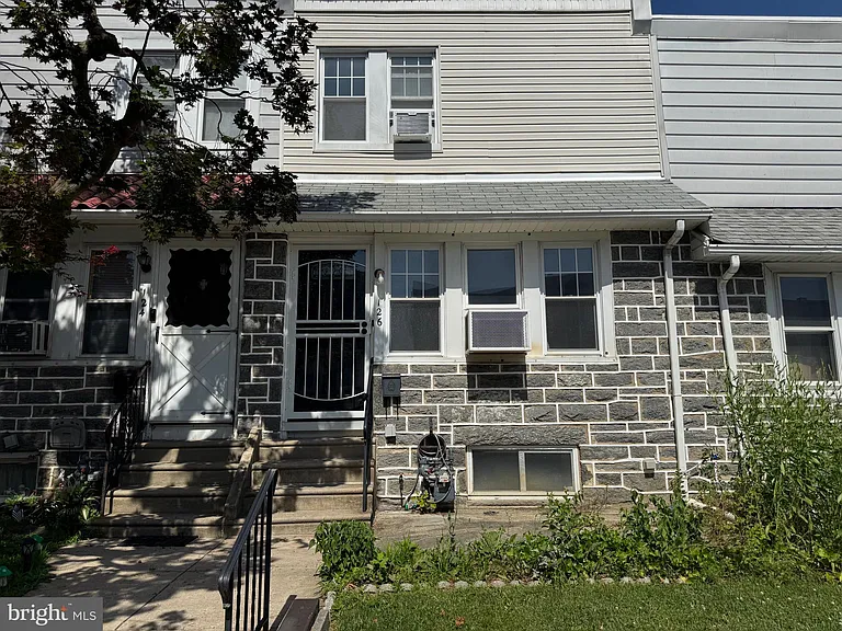 126 N Madison Ave — Photo 2