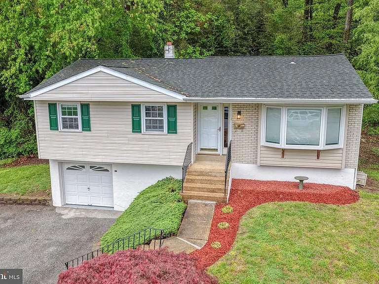 124 Hilldale Ct — Photo 3