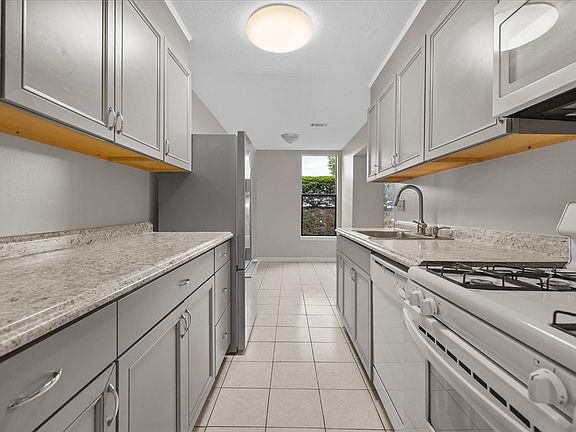 3rd image of 44 Shrewsbury Green Dr Unit A