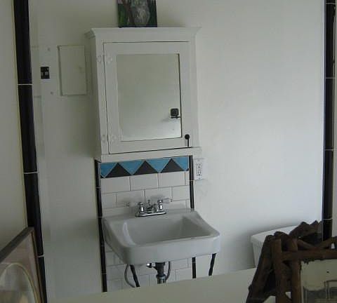 4th image of 622 3/4 N Virgil Ave
