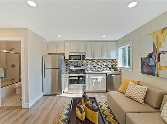 4th image of 713 Clinton St #B