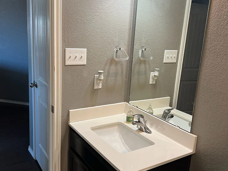 5561 Othello Dr — Photo 20