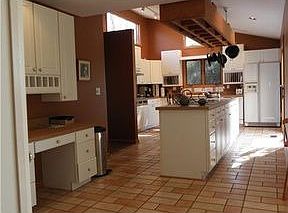 5th image of 412 Lincoln Cir