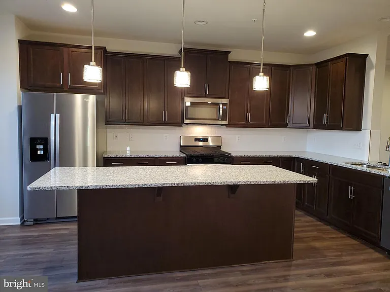 304 Faversham Pl — Photo 9