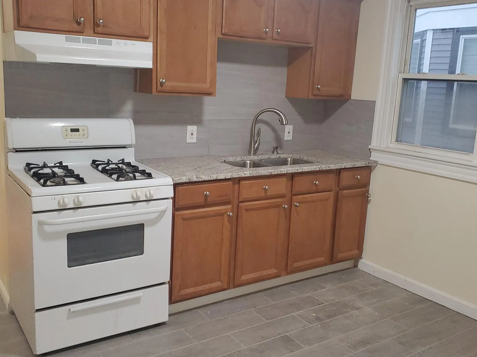 3 bed, 1037 sqft, $3,000 — Photo 3
