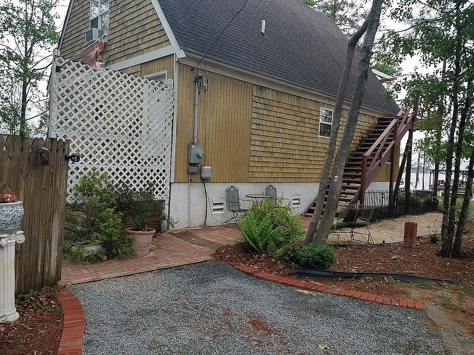 2nd image of 185 Woodbury Rd