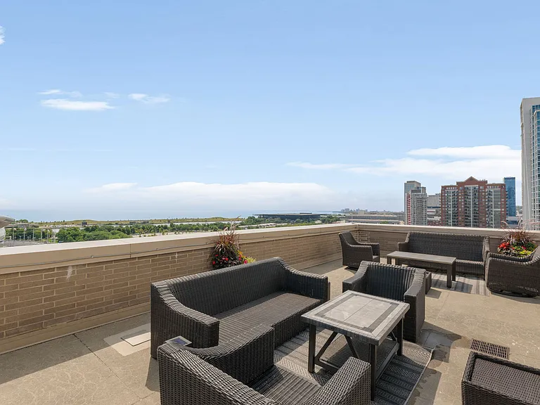 1515 S Prairie Ave #705 — Photo 24