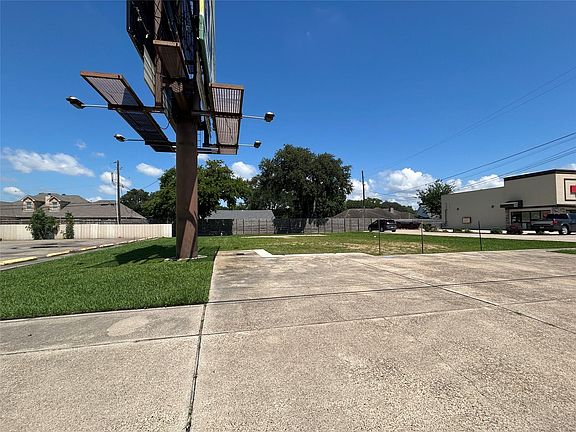 4th image of 2402 Nall St