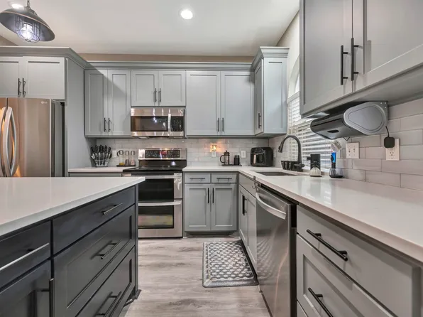 102 Lakeway Ln, Justin, TX 76247