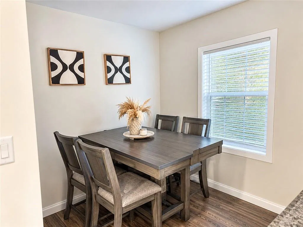 2 bed, 1.0 bath, 900 sqft, $2,300 — Photo 4