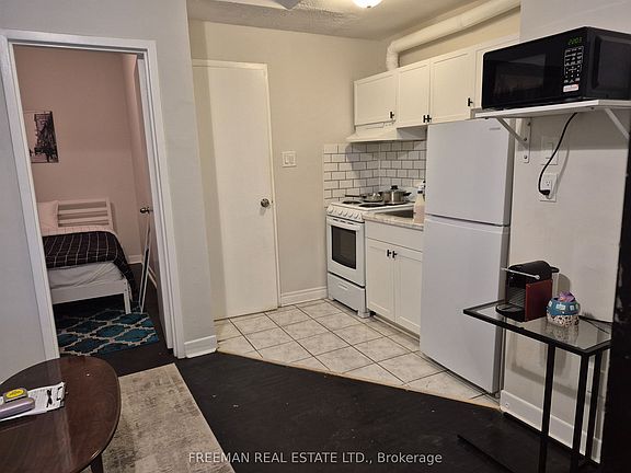 5th image of 158 Dowling Ave #204