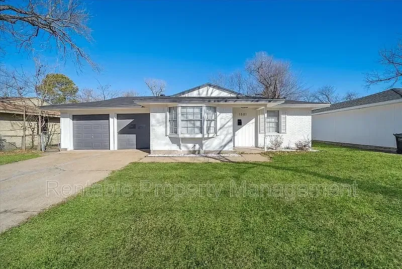 3 bed, 2.0 bath, 1299 sqft, $1,800 — Photo 2