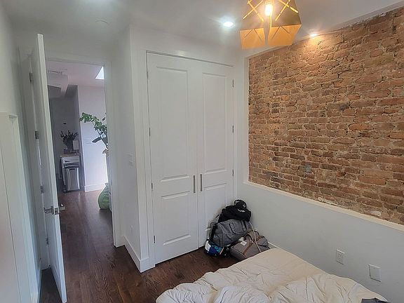 5th image of 1043 Jefferson Ave #4