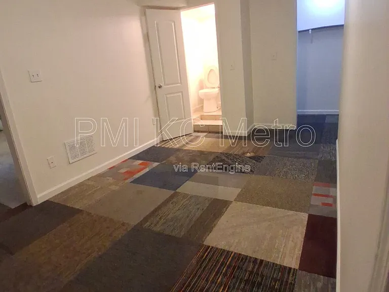 5623 NE 51st St — Photo 16