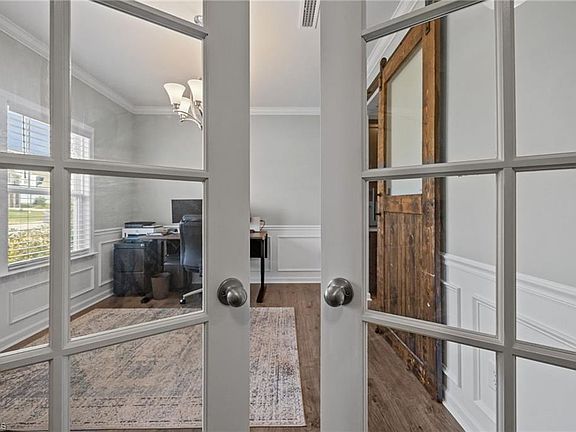 4th image of 4033 Medina Ct