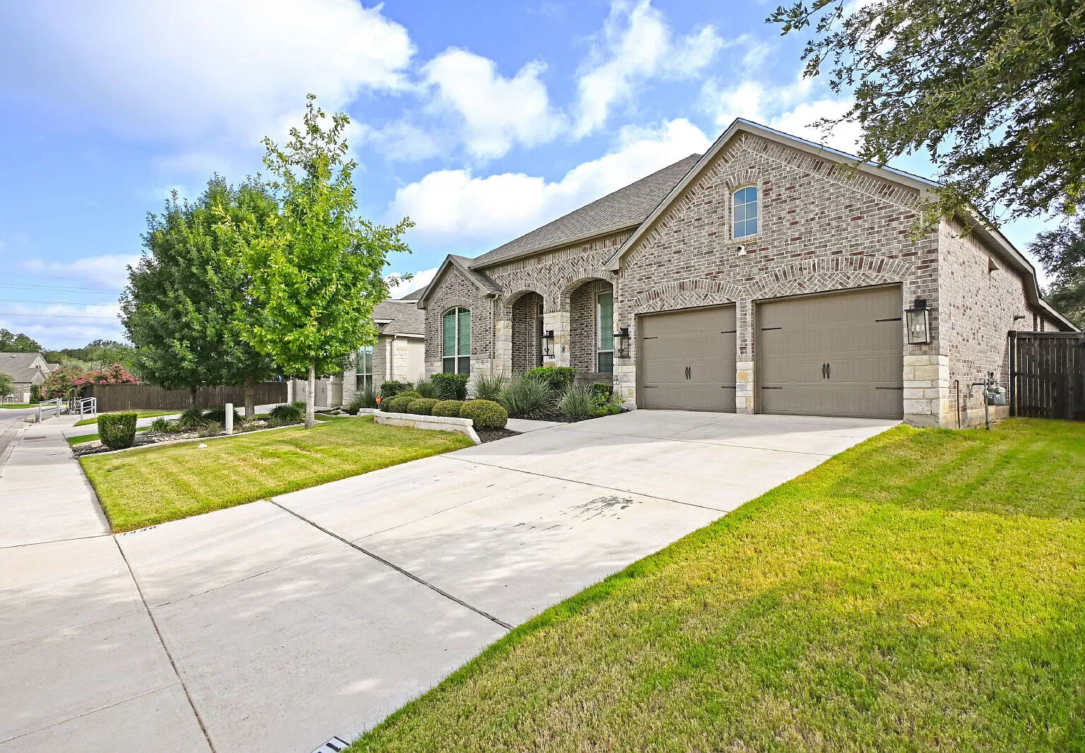 5 bed, 3.0 bath, 3032 sqft, $3,700 — Photo 2