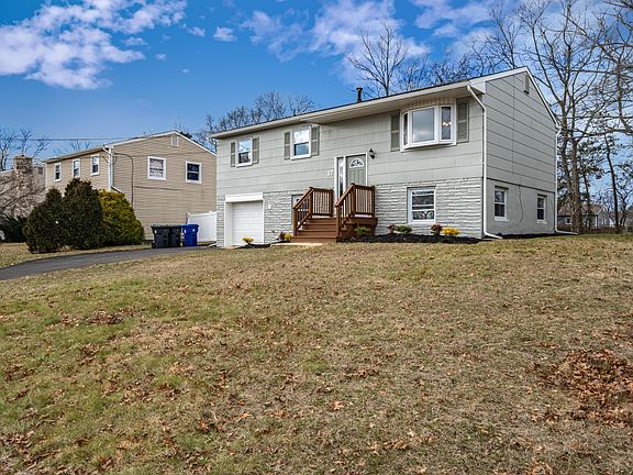 3rd image of 17 Cedar Hill Ln