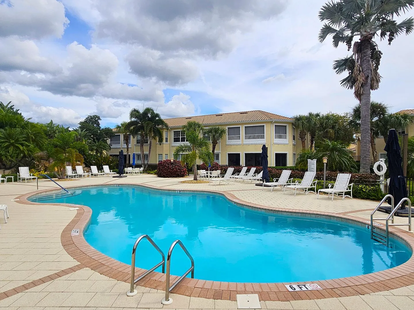 Annual Unfurnished 2 Bedroom 2 Bathroom 1 Car Garage Second Floor Condo in the Triano Community! — Photo 2