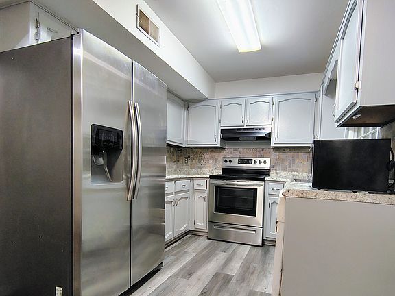 3rd image of 2933 Riverwood Ter