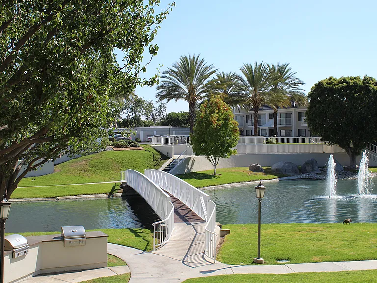 Versailles on the Lake Apartments — Photo 38