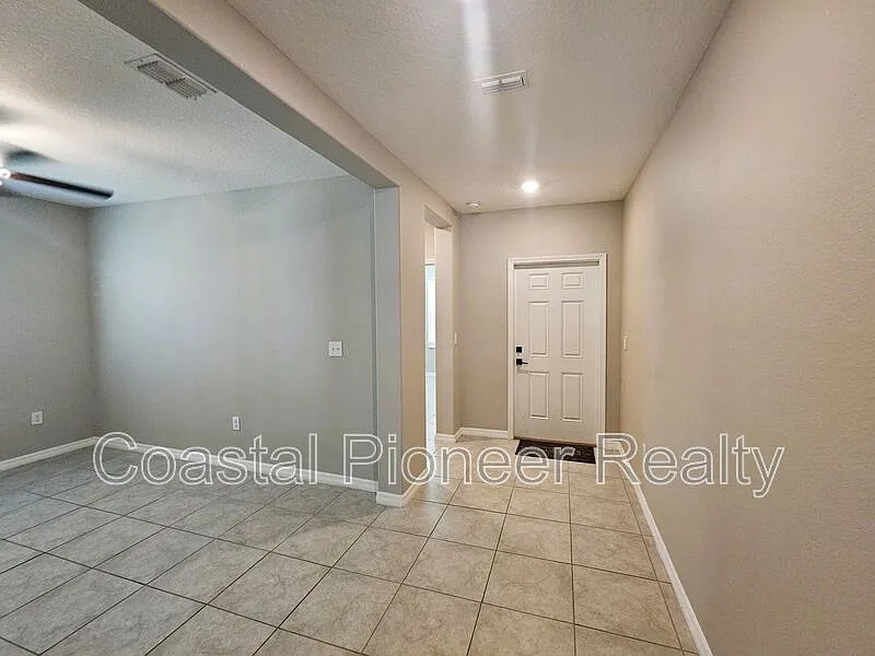 6 bed, 3.0 bath, 3362 sqft, $3,100 — Photo 3